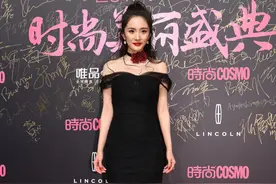 杨幂带着玫瑰花亮相活动，真是精致到骨子里图片