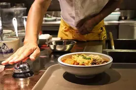 城市妙评｜四年时间，柳州把“臭臭的”螺蛳粉捧香了图片