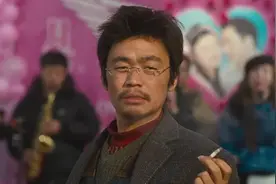 村里红白喜事他都去，却没人看得起他，吃饭从来不上桌图片