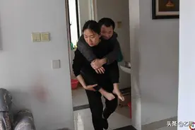 25岁女孩每晚搂着21岁弟弟睡觉，不敢找男朋友，命运比安然还惨图片