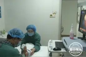 8月大宝宝眼睛如“猫咪”，一到晚上还发光，检查发现大事不妙图片