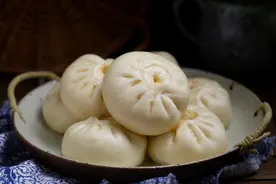 纯东北味道的大包子，透白暄软、酸爽开胃，南方人吃过的想必不多图片