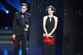 刘琳出席颁奖典礼，挂脖裙领口"破洞"照样穿，"妈妈头"反显嫩图片