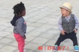 3岁宝宝偶遇“黑人宝宝”，手足无措对妈妈疯狂哭喊：这是啥呀？图片