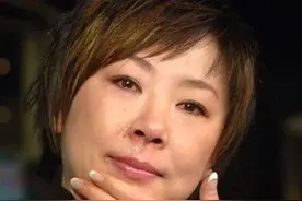 衡越：被赵本山捧红，花60万整容被骗财骗色，孩子生父至今是谜图片