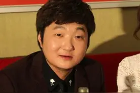 王大治5段情史：抛弃发妻，婚内出轨激战董洁，弃女友，娶圈外女图片