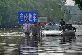 150万高价回收报废宾利？收购者：拆车件不值钱，撞烂也值100万图片