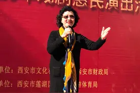 著名歌唱家冯健雪王向荣为百姓献唱“西安市2020年戏剧惠民演出”活动走进青门社区图片