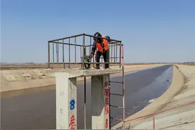 守水：水路看道远，丈步量渠长图片