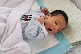 二宝在英国出生不到1月，安可和我这样每天给他进行中英双语启蒙图片