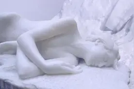 宽衣解带表情欣喜，人在冻死之前表现如此诡异，为什么？图片