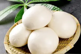 为什么用微波炉加热馒头，刚出来时很软但过一会儿就变硬了？图片