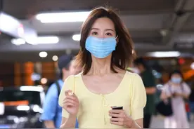 陈都灵穿黄色齐腰圆领小T恤搭配白色休闲裤，尽显完美身材图片