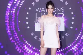 红毯上的徐璐真惊艳，穿抹胸短裙漫画腿抢镜，身材好就是自信图片