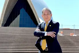 新疆首富出现了，给公司清洁工开10万年薪，还承诺自己绝对不移民图片