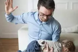 爸爸把孩子打进医院，只是因为一个花瓶，医生：这是亲爸吗？图片