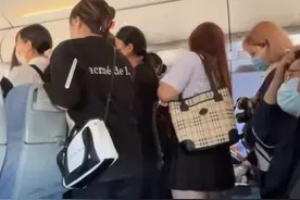 全部抓起来！女粉丝机舱追星太疯狂，集齐了“不仁不义不忠不孝”图片