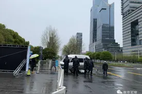 博士全款买房！华新城收官一批豪车准业主被拦在门外…图片