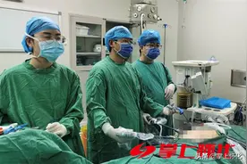 险！3厘米鸭骨头刺破女子小肠    幸！湖医附一微创手术半小时取出图片