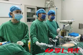 险！3厘米鸭骨头刺破女子小肠    幸！湖医附一微创手术半小时取出图片