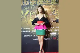 陈小春 应采儿同台亮相活动被拍，网友：陈小春的眼神亮了图片