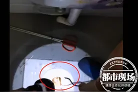 看病钱掉进1米深粪坑！2名工作人员蹲厕所内，跪地将钱捞出图片