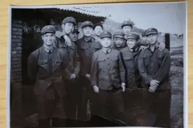 湖北武汉籍战友杨华涛找到，“当年帮厨养猪的活雷锋！等我退休就回武汉找你玩！”图片