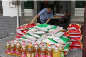 汨罗一寺庙向罗江垸捐赠爱心物资图片