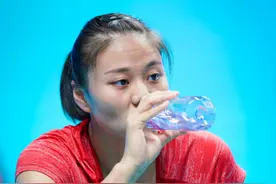 喝前摇一摇？女排国手暂停时喝水还是喝饮料？丁霞自制绿色液体图片