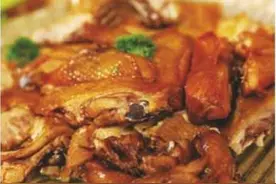油淋仔鸡：酱油抹匀后炸制熟嫩，上桌前撒上辣油，味道香辣酥嫩图片