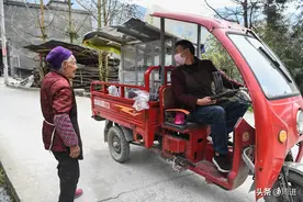 疫情即将结束，小伙骑着三轮下乡卖小吃，每天收入几百元图片