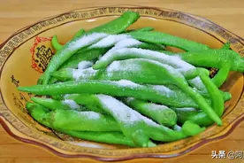 辣椒这样做太解馋了，加一把盐，一次5斤都不够吃，开胃又下饭图片