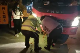 物资车档位失灵停摆收费站，武汉交警拖车相助图片