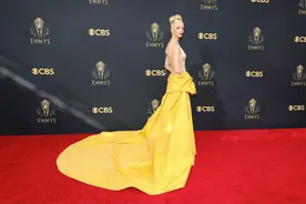 女神安雅大秀美背，穿黄色拖地长裙太显白，不愧是真人芭比图片