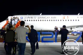 看！飞机！就在今晚，“宜春”号来了图片