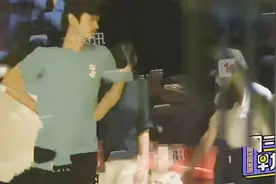 陈妍希拖家带口探班陈晓，变望夫石痴望老公，儿子东张西望很活泼图片