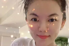 45岁李湘暴瘦美回颜值巅峰！T恤搭丸子头甜美减龄，自带贵妇气质图片
