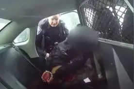 美国警察对9岁非洲裔女孩暴力执法 喷胡椒喷雾图片