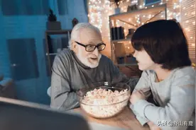 一位60后亲身经历，人到晚年最大的悲哀，是没有手握三张“底牌”图片