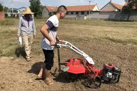 农村常见的4000多微耕机，旋耕开沟起垄多功能！适应多种环境图片