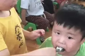 舅舅与外甥同岁，一起上幼儿园，还要负责喂饭，老师：辈分大吃亏图片