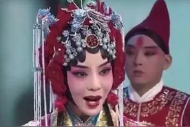 央视主持朱迅晒京剧扮相，戏装英气韵味足，曾多次实力演唱太惊艳图片
