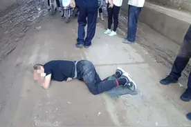 咋回事？包头一男子横卧在桥洞之下图片