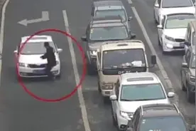 湖北一对夫妻十分钟内在同一路段横穿马路都被撞视频封面