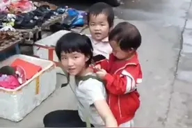 瘦小的肩膀“扛”起2个妹妹，“坚强”姐火了，这照片暖心又心酸图片