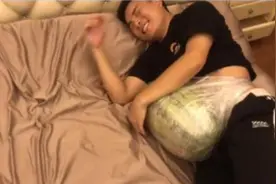 宝爸体验当孕妇，一天下来痛苦不堪：上厕所可以把“娃”放下来吗图片