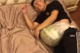 宝爸体验当孕妇，一天下来痛苦不堪：上厕所可以把“娃”放下来吗图片