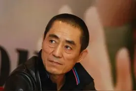 张艺谋含泪披露：父亲临终托孤，我托起两个残疾弟弟的人生图片