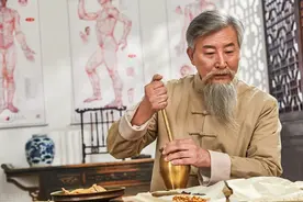 老张大夫是一个识字不多的人，因为一段奇缘，成为一代名医图片