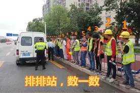 6座车辆挤入18人，还有一堆货物！这些人练了“缩骨功”？图片